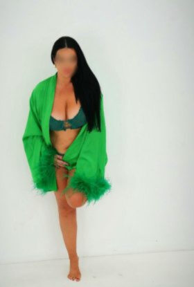 Quinn XX – Busty Brunette Perth Escort