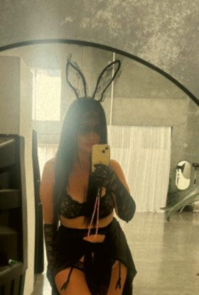 Quinn XX – Busty Brunette Perth Escort