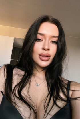 Unleash Your Passion Escort Molli